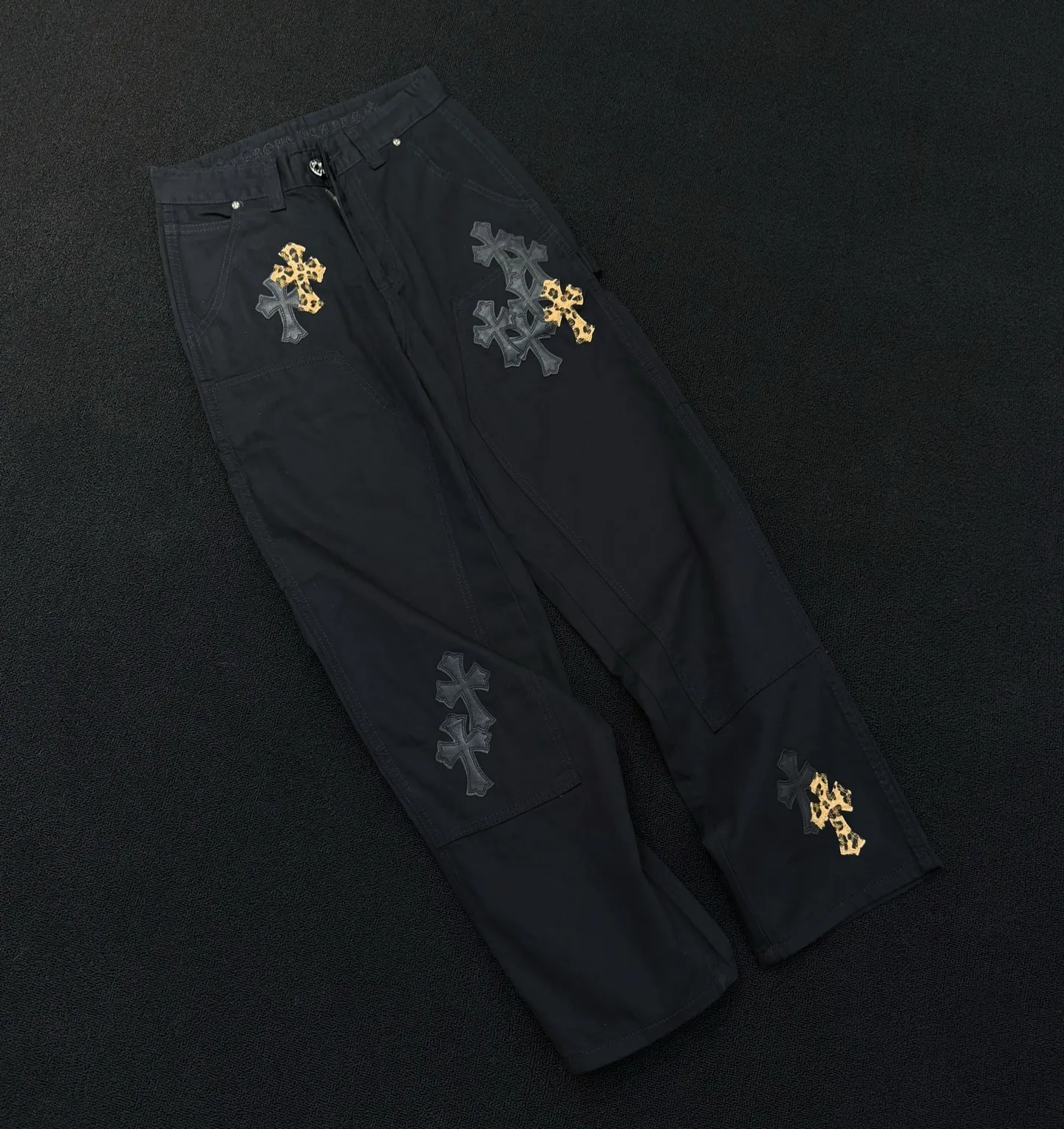 P280 Style number: D363 Chrome Hearts Chrome Hearts straight-cut logging overalls Color #Black Size #S-Xxl (28 30 32 34 36) 28 Waist 74 Hip 102 Length 101 30 Waist 78 Hip 106 Length 102 32 Waist 82 Hip 110 Length 103 34 Waist 86 Hips 114 Pants Length 104 36 Waist 90 Hips 118 Pants Length 106 Heavy canvas material This pants type was first created by Carhartt. With the development of the times, it has been reinterpreted by many brands. This Crow Heart logging overalls are based on the Carhartt pants with some improvements and added elements‼ ️